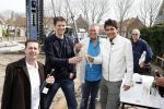Volendam 13 april 2007
Jan Smit bij het slaan van de eerste paal van zijn nieuwe huis. Jan met zijn vader Ruud en Jaap en Aloys Buys