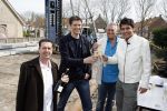 Volendam 13 april 2007
Jan Smit bij het slaan van de eerste paal van zijn nieuwe huis. Jan met zijn vader Ruud en Jaap en Aloys Buys