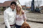 Volendam 13 april 2007
Jan Smit bij het slaan van de eerste paal van zijn nieuwe huis. Jan met zijn zus Monique