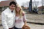 Volendam 13 april 2007
Jan Smit bij het slaan van de eerste paal van zijn nieuwe huis. Jan met zijn zus Monique