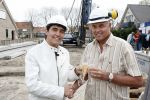 Volendam 13 april 2007
Jan Smit bij het slaan van de eerste paal van zijn nieuwe huis. Jan met zijn oom die het huis gaat bouwen