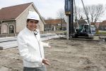 Volendam 13 april 2007
Jan Smit bij het slaan van de eerste paal van zijn nieuwe huis.