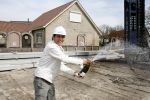 Volendam 13 april 2007
Jan Smit bij het slaan van de eerste paal van zijn nieuwe huis.