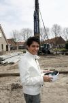 Volendam 13 april 2007
Jan Smit bij het slaan van de eerste paal van zijn nieuwe huis.