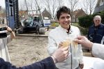 Volendam 13 april 2007
Jan Smit bij het slaan van de eerste paal van zijn nieuwe huis.