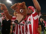 Eindhoven, 2 Mei 2007 Twee dagen na het onverwachte landskampioenschap van PSV Seizoen 2006/2007 was er een huldiging voor de PSV Selektie.
Op de foto Jefferson Farfan met Phoxy