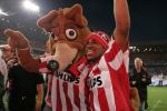 Eindhoven, 2 Mei 2007 Twee dagen na het onverwachte landskampioenschap van PSV Seizoen 2006/2007 was er een huldiging voor de PSV Selektie.
Op de foto Jefferson Farfan met Phoxy