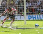 Eindhoven, 29 April 2007 Kampioenswestrijd PSV-Vitesse, eindstand 5-1
Seizoen 2006/2007 Onverwachts landskampioenschap voor PSV doordat de concurrent AZ verloor en Ajax een doelpunt tekort kwam.
Jefferson Farfan passeert  Vladimir Stojkovic