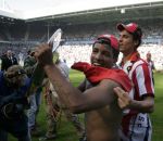 Eindhoven, 29 April 2007 Kampioenswestrijd PSV-Vitesse, eindstand 5-1
Seizoen 2006/2007 Onverwachts landskampioenschap voor PSV doordat de concurrent AZ verloor en Ajax een doelpunt tekort kwam
Jefferson Farfan met de kampioensschaal