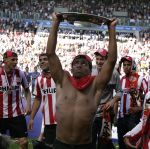 Eindhoven, 29 April 2007 Kampioenswestrijd PSV-Vitesse, eindstand 5-1
Seizoen 2006/2007 Onverwachts landskampioenschap voor PSV doordat de concurrent AZ verloor en Ajax een doelpunt tekort kwam
Jefferson Farfan met de kampioensschaal