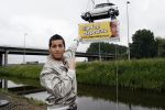Schiphol 7 mei 2007
Jody Bernal zijn gepimpte wagen wordt omhoog getakeld aan de A4 ivm autoprogramma Pimp up my car.