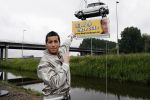 Schiphol 7 mei 2007
Jody Bernal zijn gepimpte wagen wordt omhoog getakeld aan de A4 ivm autoprogramma Pimp up my car.