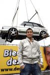 Schiphol 7 mei 2007
Jody Bernal zijn gepimpte wagen wordt omhoog getakeld aan de A4 ivm autoprogramma Pimp up my car.