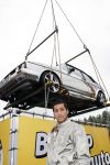 Schiphol 7 mei 2007
Jody Bernal zijn gepimpte wagen wordt omhoog getakeld aan de A4 ivm autoprogramma Pimp up my car.