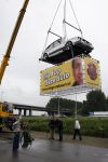 Schiphol 7 mei 2007
Jody Bernal zijn gepimpte wagen wordt omhoog getakeld aan de A4 ivm autoprogramma Pimp up my car.