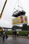 Schiphol 7 mei 2007
Jody Bernal zijn gepimpte wagen wordt omhoog getakeld aan de A4 ivm autoprogramma Pimp up my car.