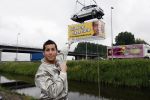 Schiphol 7 mei 2007
Jody Bernal zijn gepimpte wagen wordt omhoog getakeld aan de A4 ivm autoprogramma Pimp up my car.