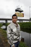 Schiphol 7 mei 2007
Jody Bernal zijn gepimpte wagen wordt omhoog getakeld aan de A4 ivm autoprogramma Pimp up my car.