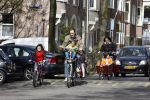 Amsterdam 5 april 2007
Johan Neijenhuis met zijn kinderen en vriendin op de fiets in amsterdam.