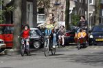 Amsterdam 5 april 2007
Johan Neijenhuis met zijn kinderen en vriendin op de fiets in amsterdam.