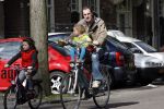 Amsterdam 5 april 2007
Johan Neijenhuis met zijn kinderen en vriendin op de fiets in amsterdam.
