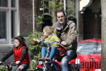 Amsterdam 5 april 2007
Johan Neijenhuis met zijn kinderen en vriendin op de fiets in amsterdam.