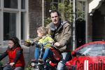 Amsterdam 5 april 2007
Johan Neijenhuis met zijn kinderen en vriendin op de fiets in amsterdam.
