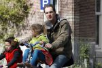 Amsterdam 5 april 2007
Johan Neijenhuis met zijn kinderen en vriendin op de fiets in amsterdam.