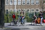 Amsterdam 5 april 2007
Johan Neijenhuis met zijn kinderen en vriendin op de fiets in amsterdam.