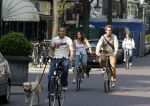 Amsterdam 16 april 2007
John  Heitinga met vriendin en honden op de fiets op de cornelis schuytstraat.