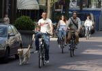 Amsterdam 16 april 2007
John  Heitinga met vriendin en honden op de fiets op de cornelis schuytstraat.