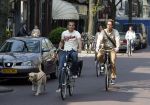 Amsterdam 16 april 2007
John  Heitinga met vriendin en honden op de fiets op de cornelis schuytstraat.