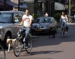 Amsterdam 16 april 2007
John  Heitinga met vriendin en honden op de fiets op de cornelis schuytstraat.