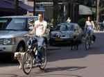 Amsterdam 16 april 2007
John  Heitinga met vriendin en honden op de fiets op de cornelis schuytstraat.