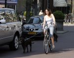 Amsterdam 16 april 2007
John  Heitinga met vriendin en honden op de fiets op de cornelis schuytstraat.