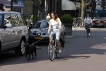 Amsterdam 16 april 2007
John  Heitinga met vriendin en honden op de fiets op de cornelis schuytstraat.