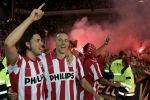 Eindhoven, 2 Mei 2007 Twee dagen na het onverwachte landskampioenschap van PSV Seizoen 2006/2007 was er een huldiging voor de PSV Selektie.
Op de foto John de Jong met Timmy Simons