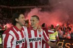 Eindhoven, 2 Mei 2007 Twee dagen na het onverwachte landskampioenschap van PSV Seizoen 2006/2007 was er een huldiging voor de PSV Selektie.
Op de foto John de Jong met Timmy Simons