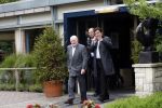 Laren 8 mei 2007
Johny Kraaykamp sr wordt door John jr opgehaaldbij het Rosa Spier huis .