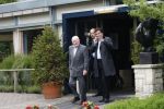 Laren 8 mei 2007
Johny Kraaykamp sr wordt door John jr opgehaaldbij het Rosa Spier huis .