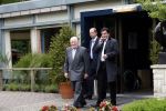 Laren 8 mei 2007
Johny Kraaykamp sr wordt door John jr opgehaaldbij het Rosa Spier huis .