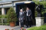 Laren 8 mei 2007
Johny Kraaykamp sr wordt door John jr opgehaaldbij het Rosa Spier huis .