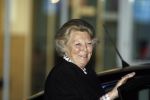 Den Haag 10 april 2007
Prins Willem Alexander blijj na de geboorte van zijn derde dochter. Koningin Beatrix en de moeder van Maxima, Carmen Zorrequieta komen op bezoek in het Bronovo ziekenhuis.