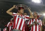 Eindhoven, 2 Mei 2007 Twee dagen na het onverwachte landskampioenschap van PSV Seizoen 2006/2007 was er een huldiging voor de PSV Selektie.
Op de foto Manuel Da Costa met de schaal , Alex PSV en Diego Tardelli