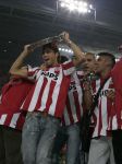 Eindhoven, 2 Mei 2007 Twee dagen na het onverwachte landskampioenschap van PSV Seizoen 2006/2007 was er een huldiging voor de PSV Selektie.
Op de foto Manuel Da Costa met de schaal