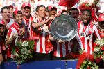 Eindhoven, 29 April 2007 Kampioenswestrijd PSV-Vitesse, eindstand 5-1
Seizoen 2006/2007 Onverwachts landskampioenschap voor PSV doordat de concurrent AZ verloor en Ajax een doelpunt tekort kwam
Phillip Cocu toont de kampioensschaal en is blij samen met o.a. Ibrahim Afellay Manuel Da Costa, Arouna Kone en Diego Tardelli,Gomes, Eric Addo, Alex PSV,Sun Xiang, Ibrahim Afellay, Timmy Simons, Patrick Kluivert, Jan Kromkamp en Jefferson Farfan
Dit was officieel de laatste wedstrijd voor PSV-aanvoerder Phillip Cocu