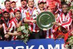 Eindhoven, 29 April 2007 Kampioenswestrijd PSV-Vitesse, eindstand 5-1
Seizoen 2006/2007 Onverwachts landskampioenschap voor PSV doordat de concurrent AZ verloor en Ajax een doelpunt tekort kwam
Phillip Cocu toont de kampioensschaal en is blij samen met o.a. Ibrahim Afellay Manuel Da Costa, Arouna Kone en Diego Tardelli,Gomes, Eric Addo, Alex PSV,Sun Xiang, Ibrahim Afellay, Timmy Simons, Patrick Kluivert, Jan Kromkamp en Jefferson Farfan
Dit was officieel de laatste wedstrijd voor PSV-aanvoerder Phillip Cocu