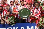 Eindhoven, 29 April 2007 Kampioenswestrijd PSV-Vitesse, eindstand 5-1
Seizoen 2006/2007 Onverwachts landskampioenschap voor PSV doordat de concurrent AZ verloor en Ajax een doelpunt tekort kwam
Phillip Cocu toont de kampioensschaal en is blij samen met o.a. Ibrahim Afellay Manuel Da Costa, Arouna Kone en Diego Tardelli,Gomes, Eric Addo, Alex PSV,Sun Xiang, Ibrahim Afellay, Timmy Simons, Patrick Kluivert, Jan Kromkamp en Jefferson Farfan
Dit was officieel de laatste wedstrijd voor PSV-aanvoerder Phillip Cocu