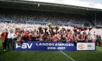 Eindhoven, 29 April 2007 Kampioenswestrijd PSV-Vitesse, eindstand 5-1
Seizoen 2006/2007 Onverwachts landskampioenschap voor PSV doordat de concurrent AZ verloor en Ajax een doelpunt tekort kwam
Phillip Cocu toont de kampioensschaal en is blij samen met o.a. Ibrahim Afellay Manuel Da Costa, Arouna Kone en Diego Tardelli,Gomes, Eric Addo, Alex PSV,Sun Xiang, Ibrahim Afellay, Timmy Simons, Patrick Kluivert, Jan Kromkamp en Jefferson Farfan
Dit was officieel de laatste wedstrijd voor PSV-aanvoerder Phillip Cocu