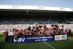 Eindhoven, 29 April 2007 Kampioenswestrijd PSV-Vitesse, eindstand 5-1
Seizoen 2006/2007 Onverwachts landskampioenschap voor PSV doordat de concurrent AZ verloor en Ajax een doelpunt tekort kwam
Phillip Cocu toont de kampioensschaal en is blij samen met o.a. Ibrahim Afellay Manuel Da Costa, Arouna Kone en Diego Tardelli,Gomes, Eric Addo, Alex PSV,Sun Xiang, Ibrahim Afellay, Timmy Simons  en Jefferson Farfan
Dit was officieel de laatste wedstrijd voor PSV-aanvoerder Phillip Cocu